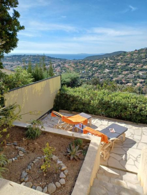 APPARTEMENT REZ DE JARDIN DANS VILLA VUE MER